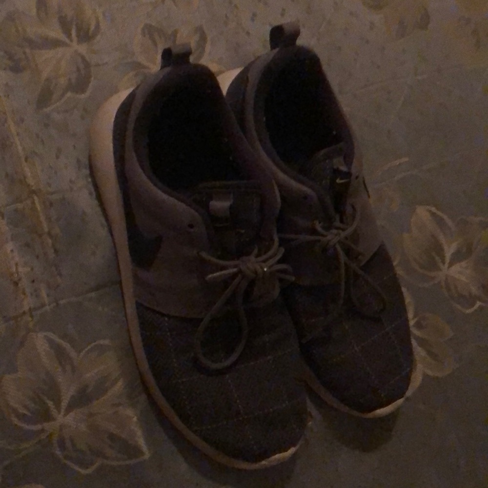 Grey and plaid Nike roshes